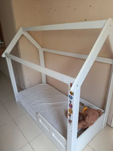 Cama montessoriana infantil