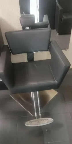 Lavatório e cadeira profissional Terra Santa para salão.