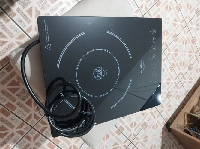 Fogão elétrico tipo cooktop.