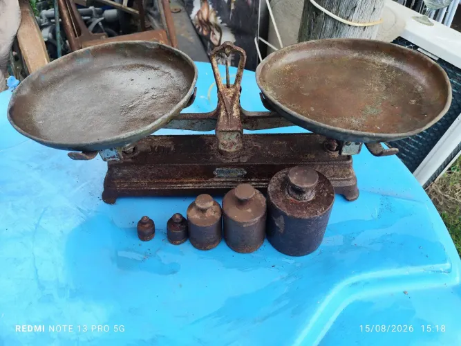 Balança antiga de ferro com pratos de bronze