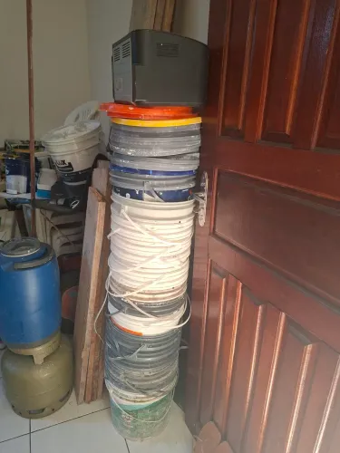 Baldes vazios com tampas 