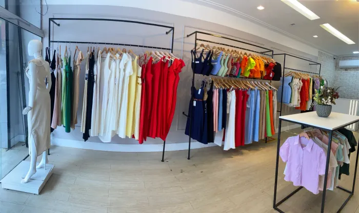 ESTOQUE DE MODA FEMININA E ACESSÓRIOS DE LOJA