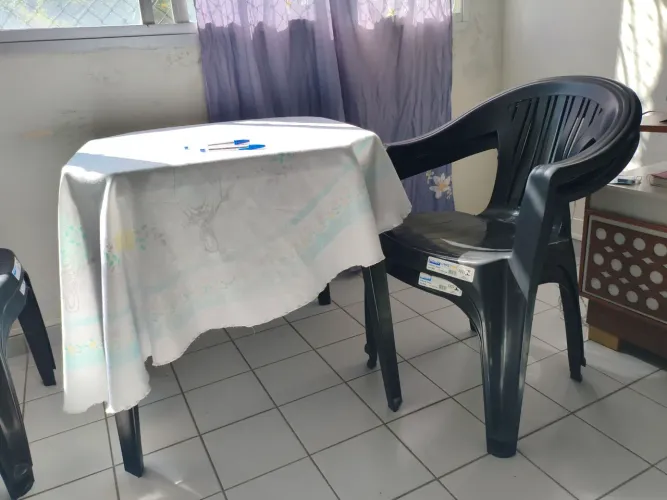 Mesa de plástico e 4 cadeiras 