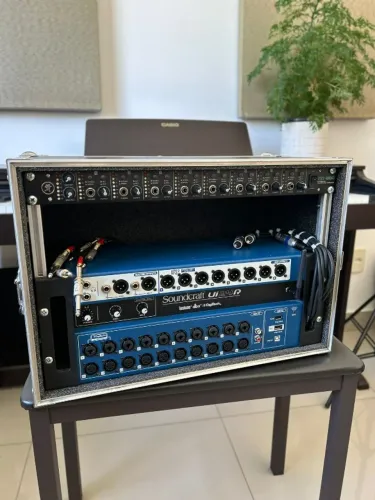 KIT COMPLETO - Mesa de som Ui24r + Amp de fone Mackie HM-800 + Case + Cabos