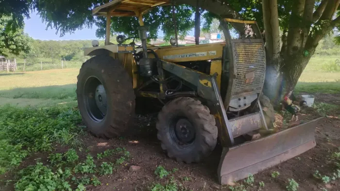 Vendo Trator CBT 2105.