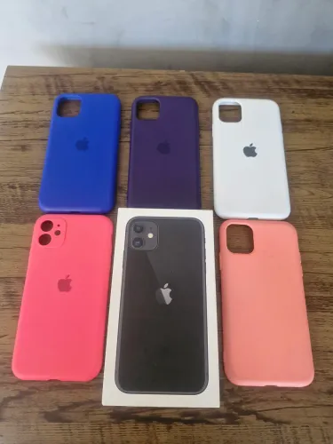 Caixa original de iphone 11 e 5 capinhas