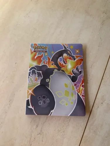 Álbum de pokémon com raridades valiosas 