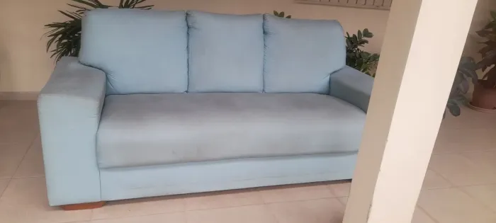 Sofá semi - novo tecido impermeável o sofá não tem nemhum pequeno rasgo,.