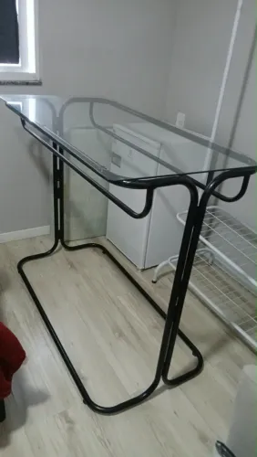 Mesa de vidro com estrutura metálica preta