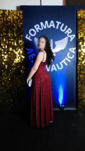 Vestido de festa na cor marsala