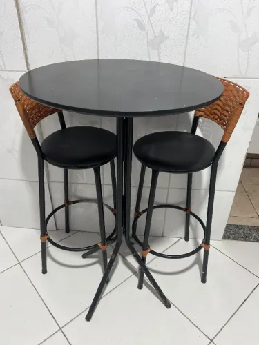 Mesa bistrô + 2 bancadas 