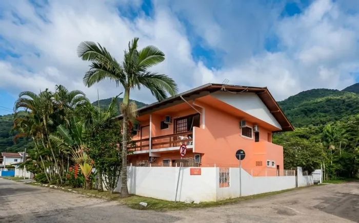Amplo terreno de 459,93 m² com uma residência construída de 304,90 m² na Praia da Solidão