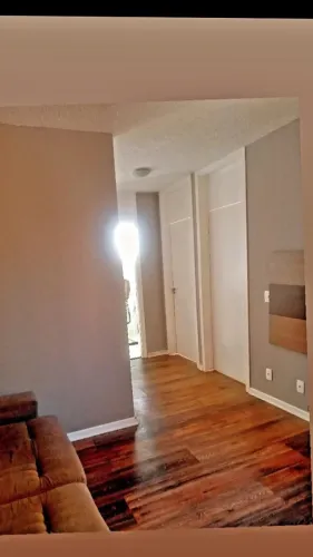 Apartamento com 2 quartos, sala, cozinha, banheiro e área de serviço.