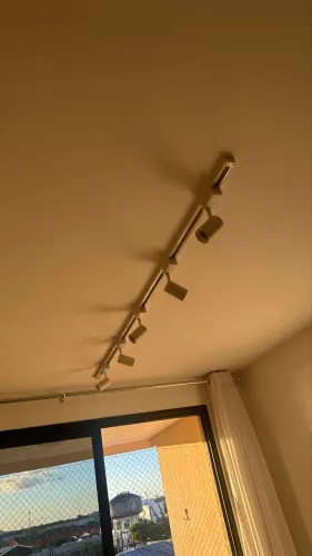 TRILHO DE ILUMINAÇÃO 2M COM SPOTS INCLUSOS 