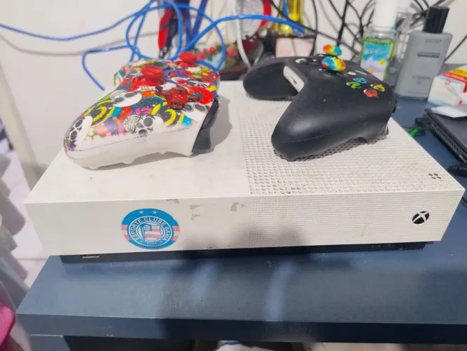 Xbox one S Digital 2 controles com caixa