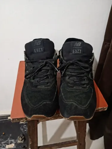 Tênis New Balance todo em camurça.