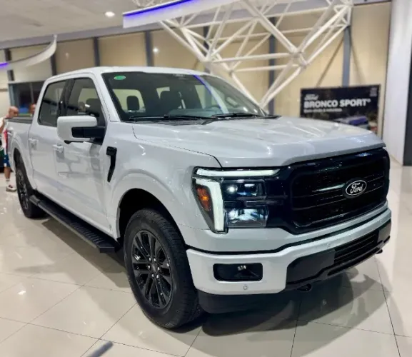 Ford F-150 Lariat Black 4X4 5.0 V8 2025