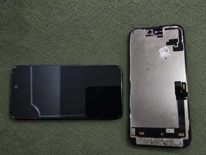 Tela iPhone 16 intermitente