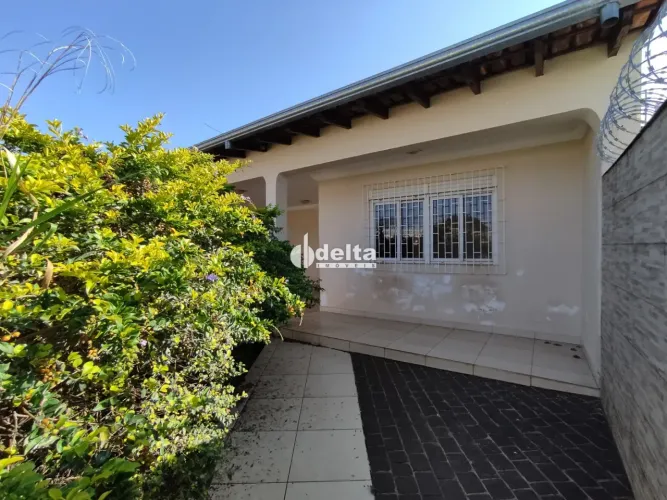 Casa com 3 quartos, sendo 1 suítes disponível para locação no bairro Umuarama em Uberlândi