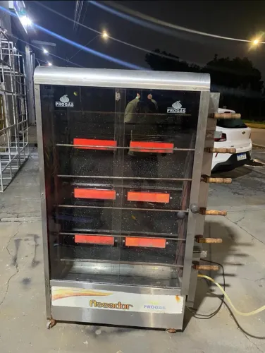 Máquina que assa 30 frangos de uma vez