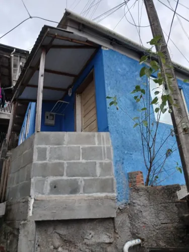Casa no morro da penitenciária 1 quarto, sala, cozinha, banheiro, varanda pequena na fren