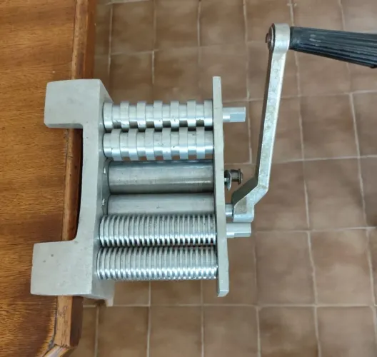 Cilindro manual para preparar massa de macarrão