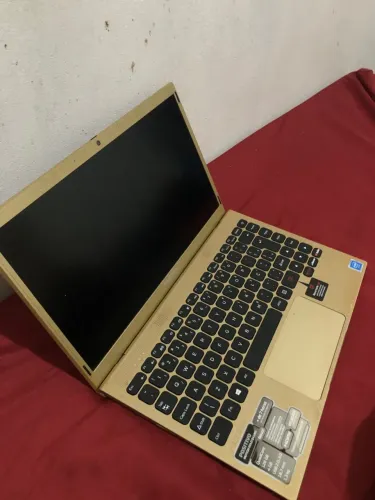 Notebook da positivo dourado
