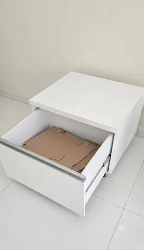 Mesa de cabeceira com gaveta