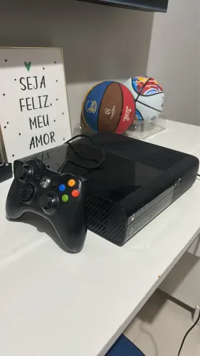 XBOX 360 - Slim R$400. Controle + cabos ok. Testado. Wpp: *