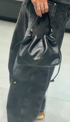 LUIZA BARCELOS: BOLSA PEQUENA BUCKET EM COURO PRETO CÓD: *