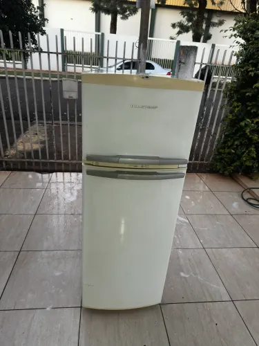 Geladeira frost free de 322 litros