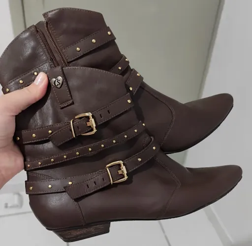 Bota em couro Carmen Steffens 