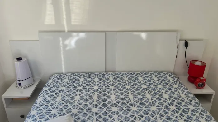 Cabeceira de cama com dois suportes
