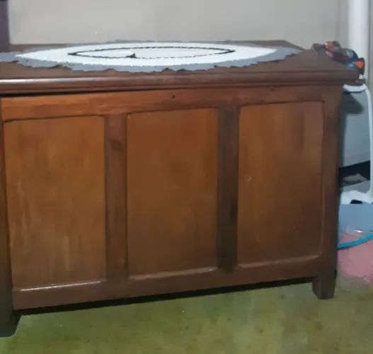 Vendo caixa de enxoval de madeira