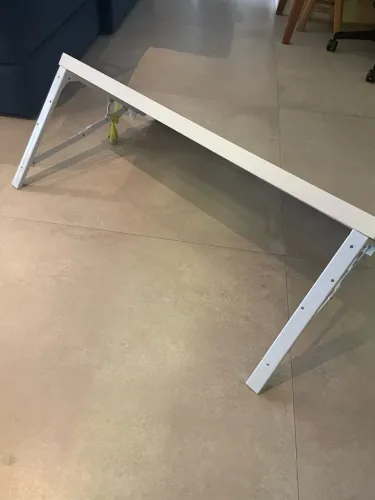 Mesa dobrável e prateleira