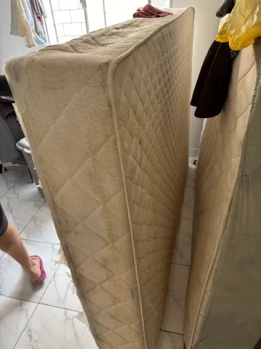 Colchão de casal com cama de suporte - doaçao