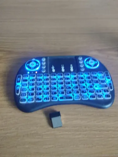 Mini teclado sem fio com mouse acoplado