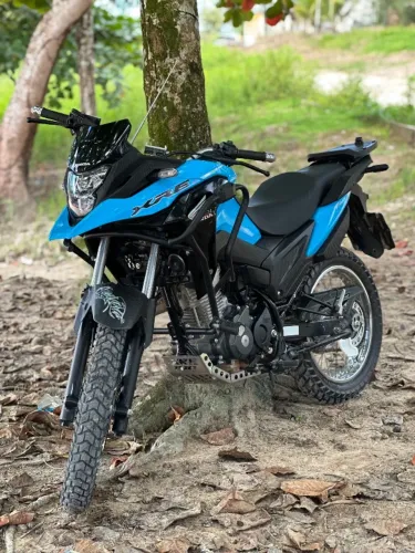 Moto ,190 na cor azul , moto toda nova , 15 mil km rodada , só pega e traferi 