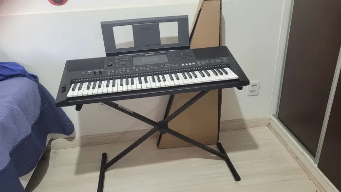 Teclado Yamaha PSR-E463 + pedal + suporte