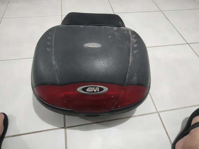 Bau Givi 45L com suporte para carona