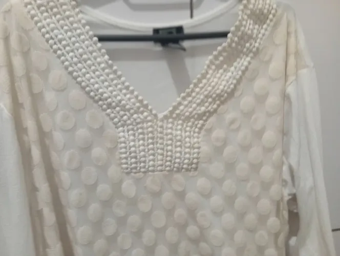 Blusa Manga Longa Branca Texturizada Com Detalhes Em Relevo.