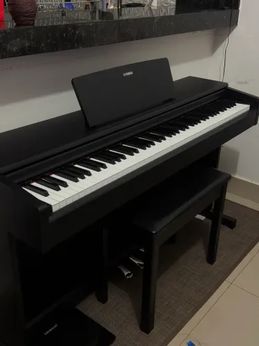PIANO DIGITAL YAMAHA ARIUS YDP-105B ? PRETO