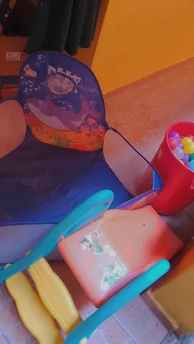 Vendo escorregador com uma piscina de bolinhas e as bolinhas junto.
