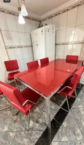 Vendo mesa de vidro com 6 cadeiras vermelhas pés de alumínio 2 mt por 1