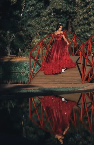 Vestido de 15 Anos Exclusivo | Criado e Confeccionado à Mão em Vinho e Marsala com Rendas