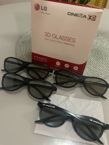 Kit Cinema 3D LG - 4 Óculos AG-F310 + Caixa - Ideal para família assistir filmes 3D