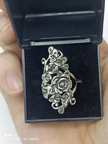 Anel com detalhes florais prata envelhecida.