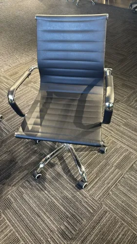 Cadeira Eames Diretor Base Giratória Cromada Preta