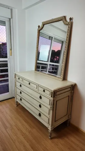 Cômoda 6 Gavetas Estilo Antigo com detalhes em Dourado, acompanha espelho