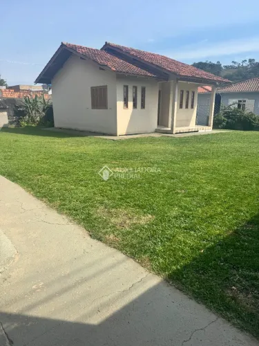 Terreno com duas casas no Ribeirão da Ilha.